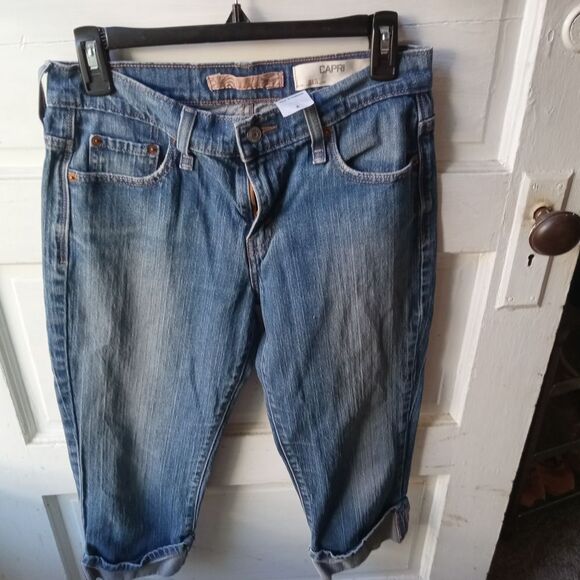 Lady's Classic Levi Cuffed Capris. - Picture 3 of 6